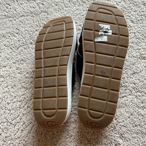 Ugg Emily sandals size 9 - Picture 3 of 5